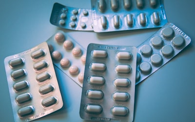 Ejemplo ilustrativo — farmacia con Rx